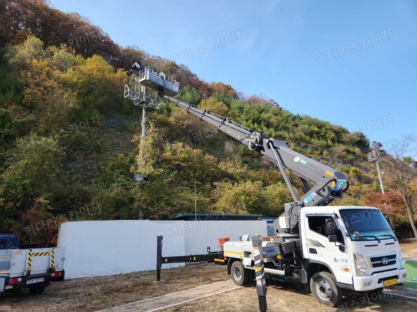 수목 주변 도로의 스카이차 배치
