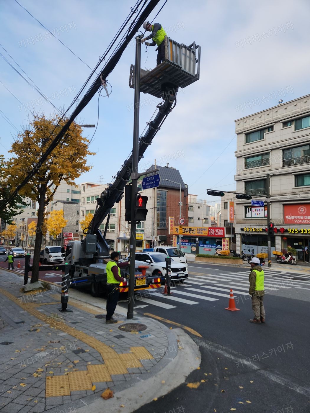 상가 앞 도로변 스카이차 배치
