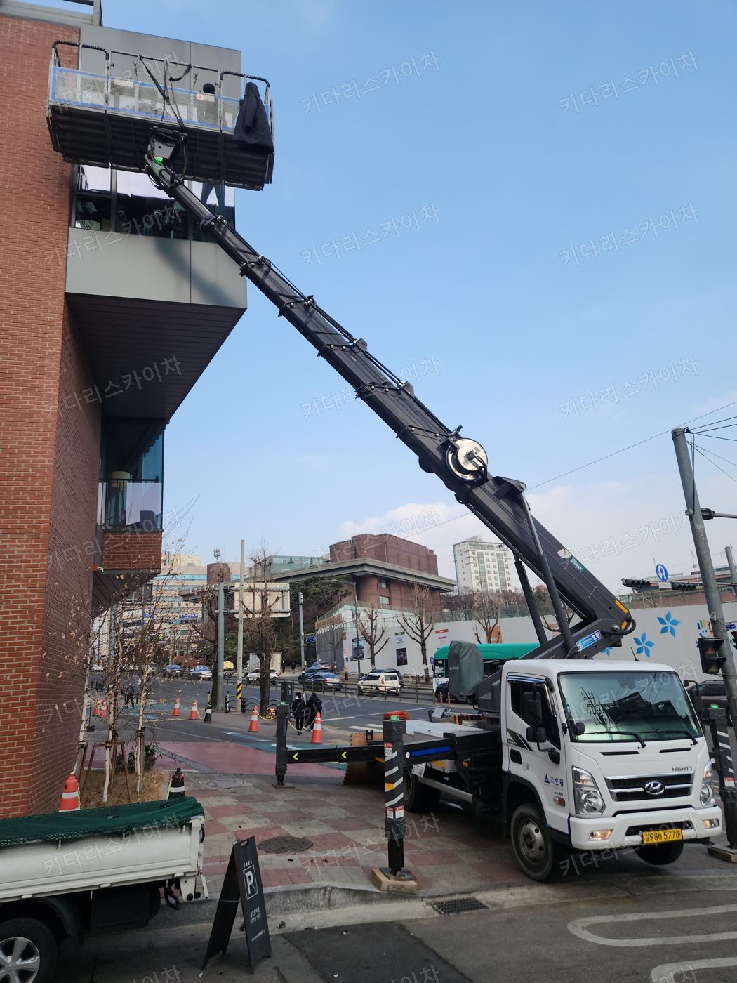 상가 앞 도로변 스카이차 배치