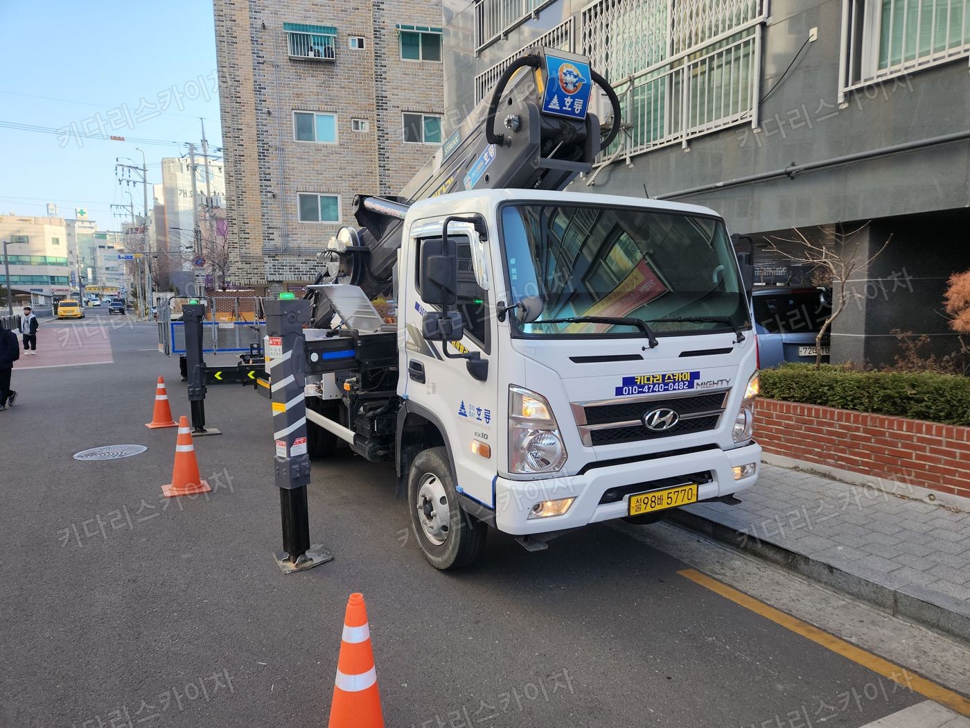 상가 앞 도로변 스카이차 배치