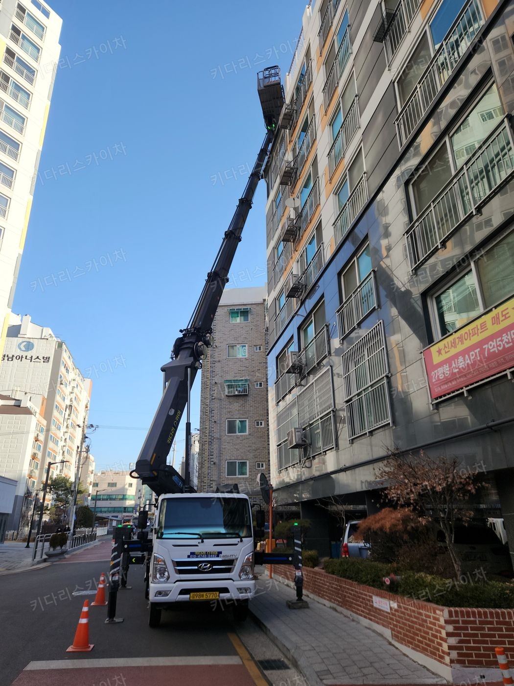 상가 앞 도로변 스카이차 배치