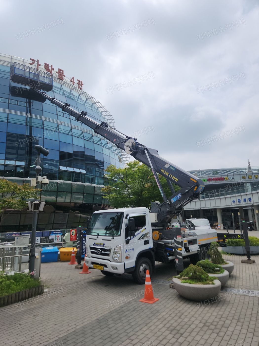 유리 외벽 앞 스카이차 작업대 배치