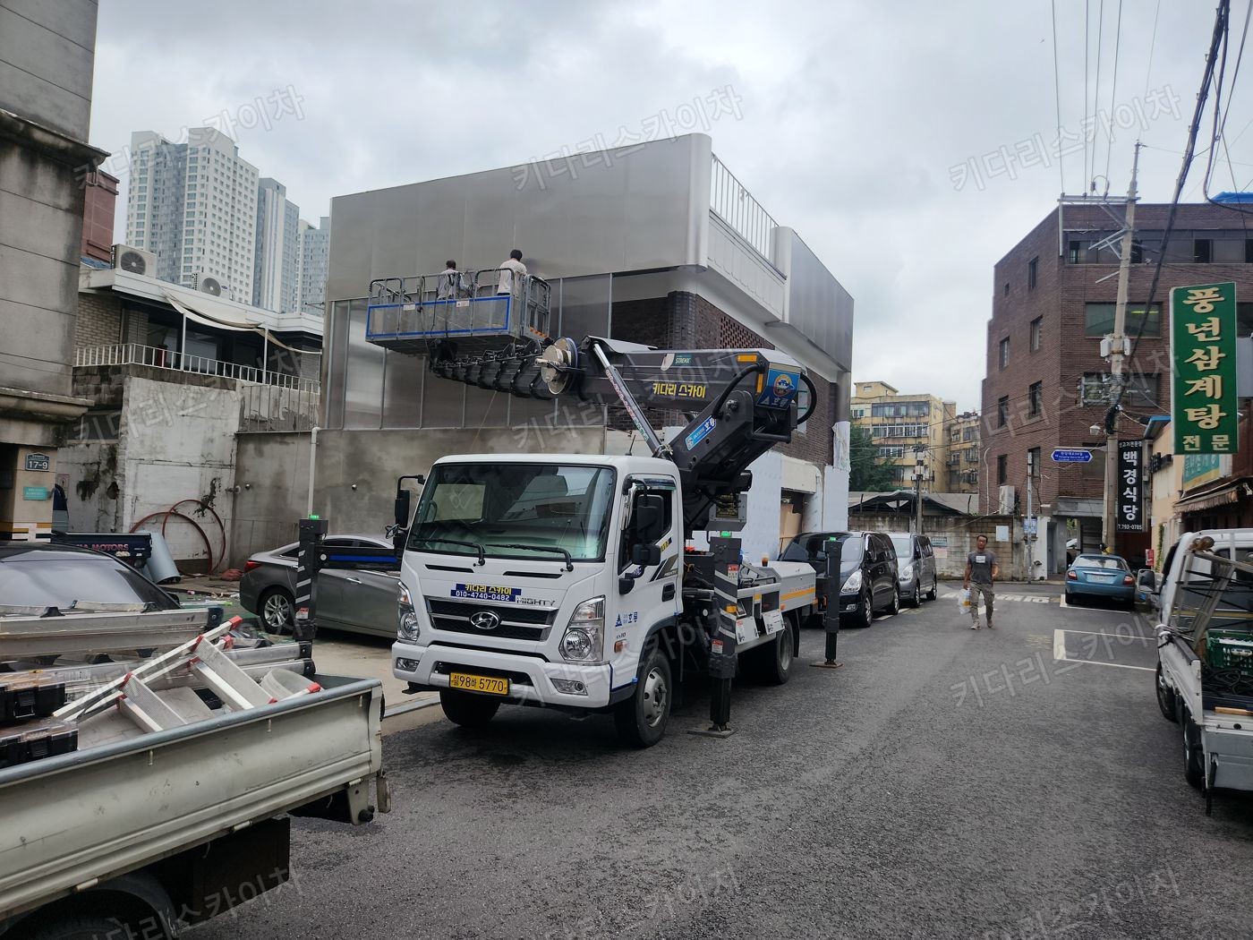 상가 앞 도로변 스카이차 배치
