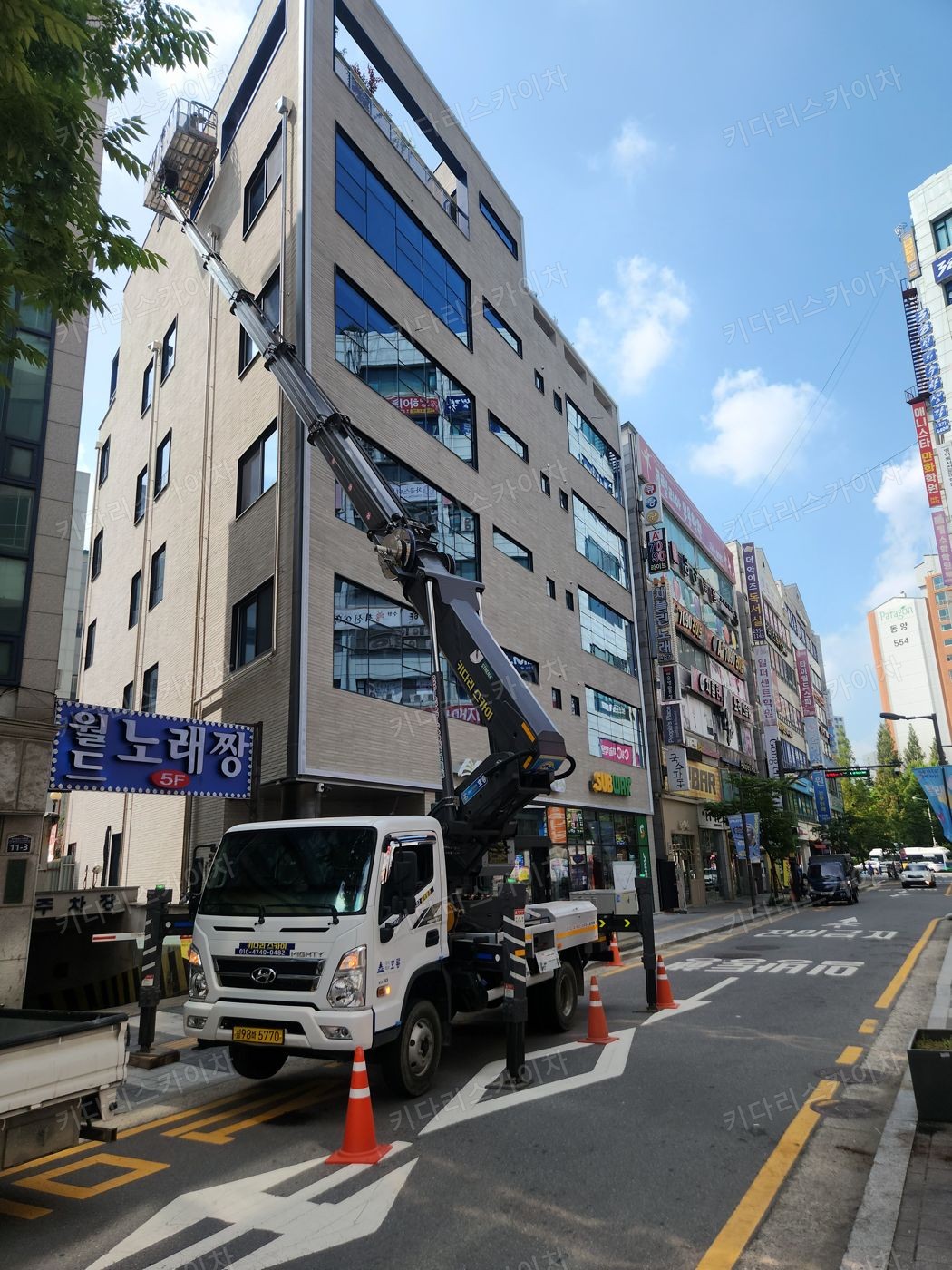 상가 앞 도로변 스카이차 배치