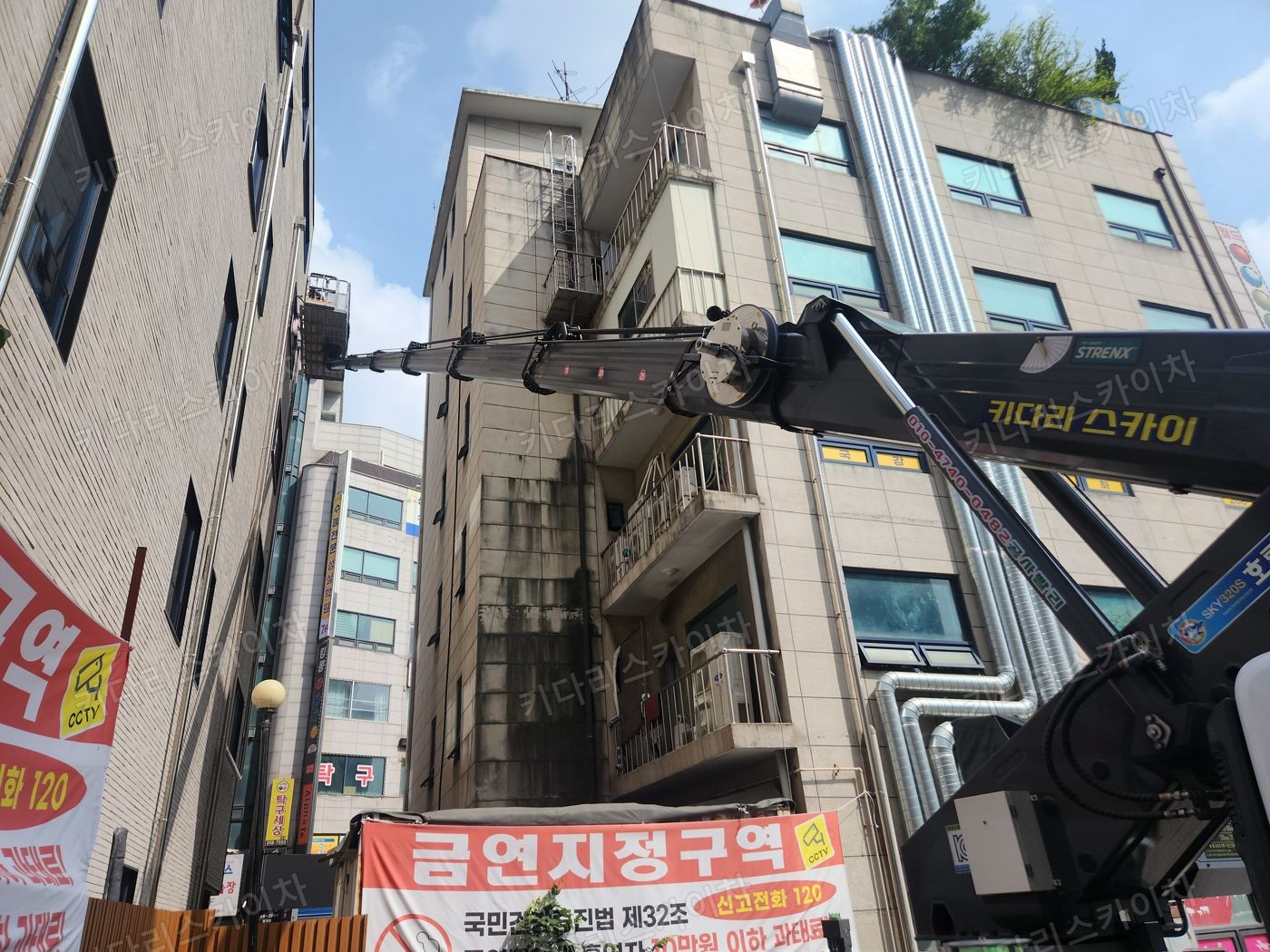 건물 외벽의 간판 앞 작업대 배치