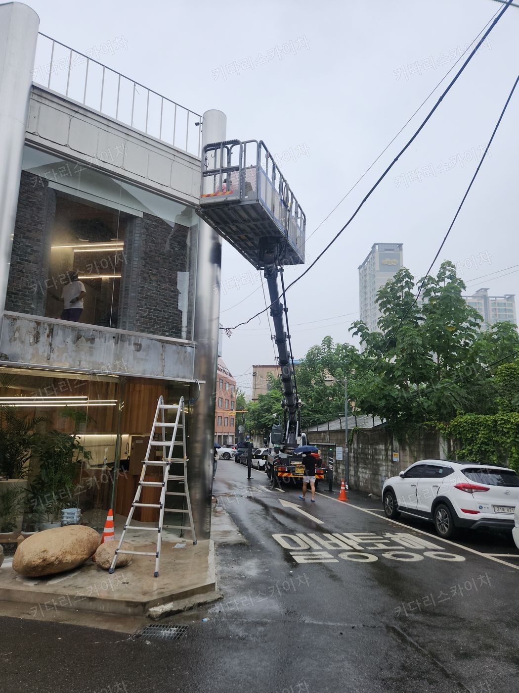 주택 사이 골목의 스카이차 배치