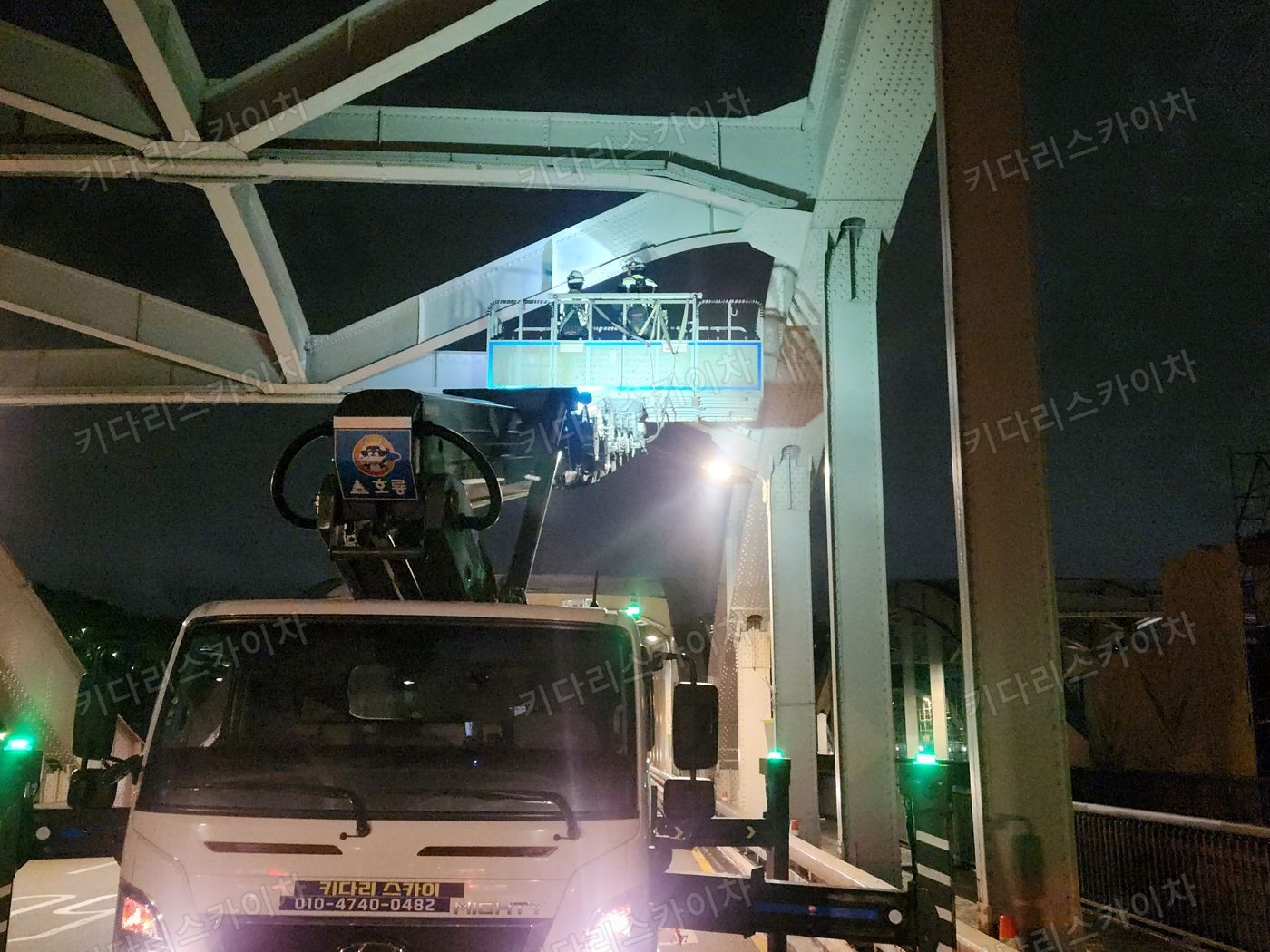 교량 아래 조명을 켠 야간 작업대 배치