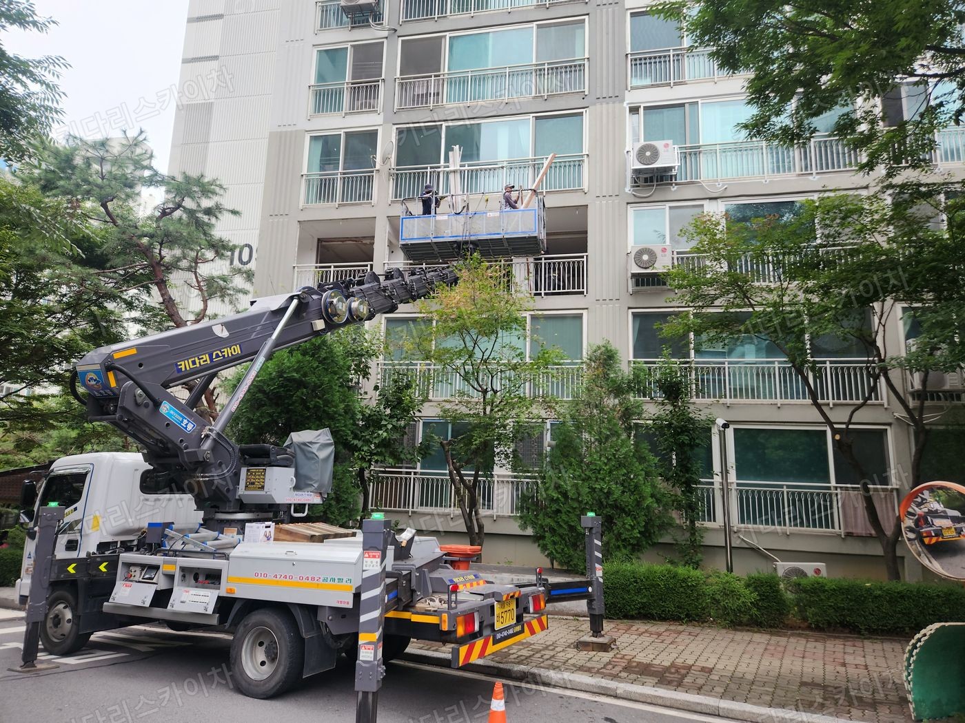 상가 앞 도로변 스카이차 배치