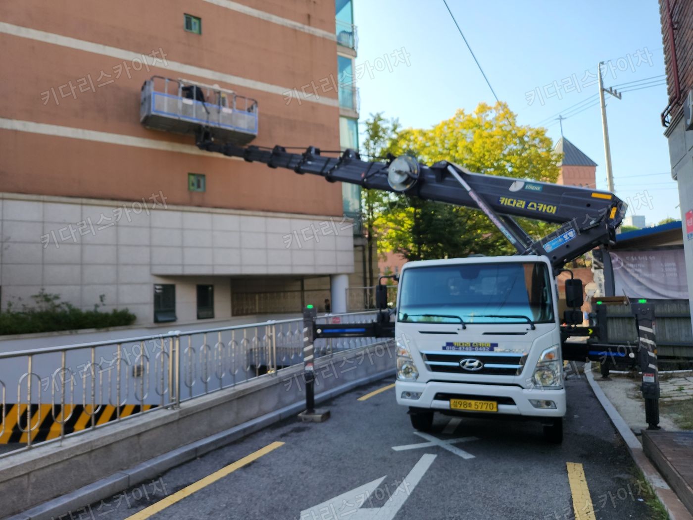 상가 앞 도로변 스카이차 배치