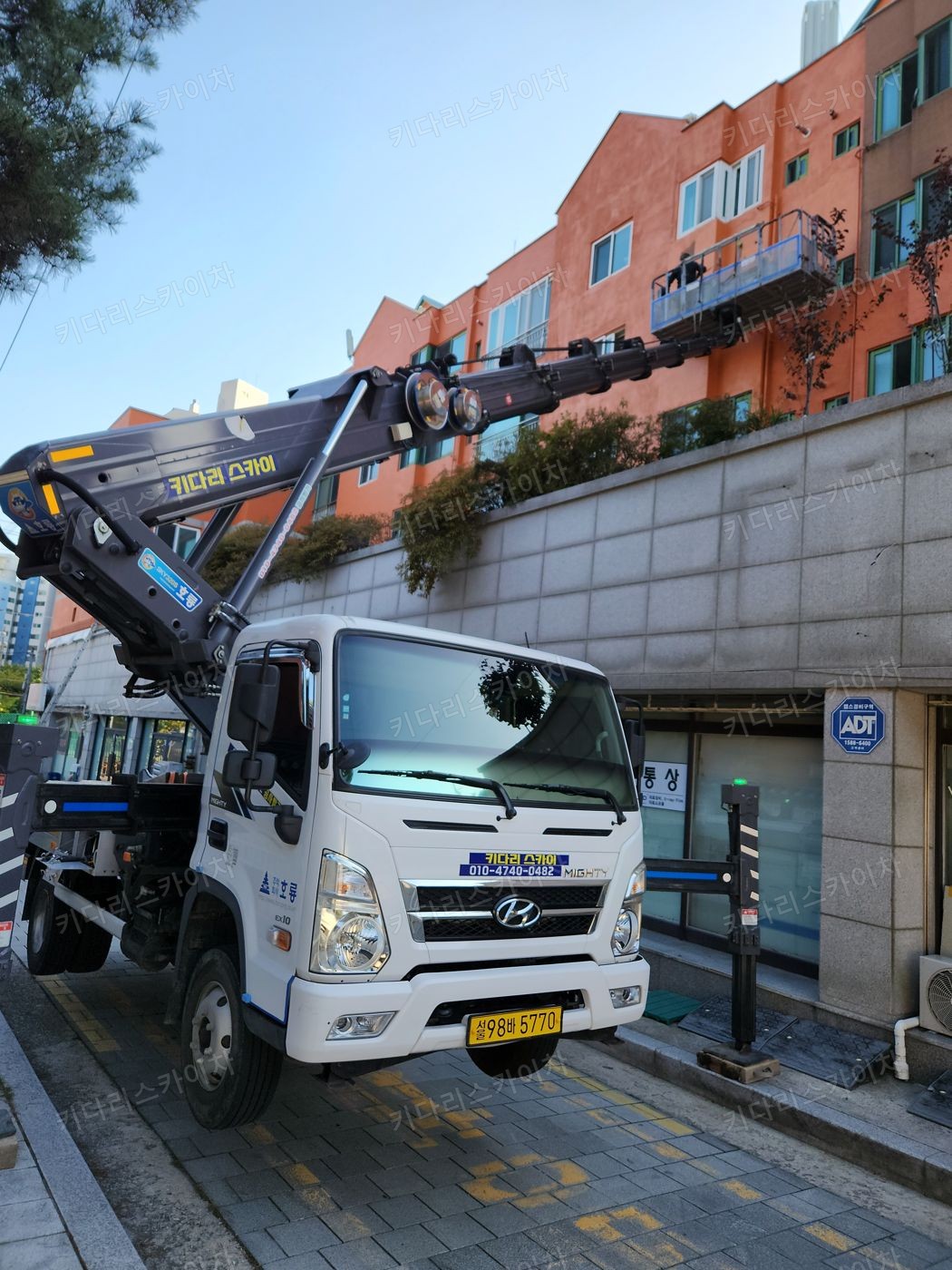 상가 앞 도로변 스카이차 배치