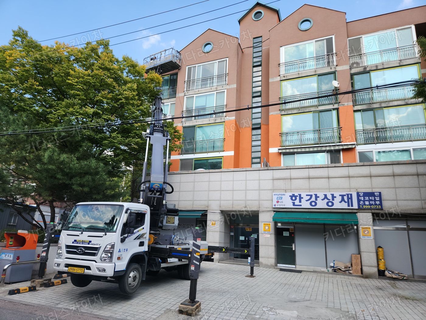 상가 앞 도로변 스카이차 배치