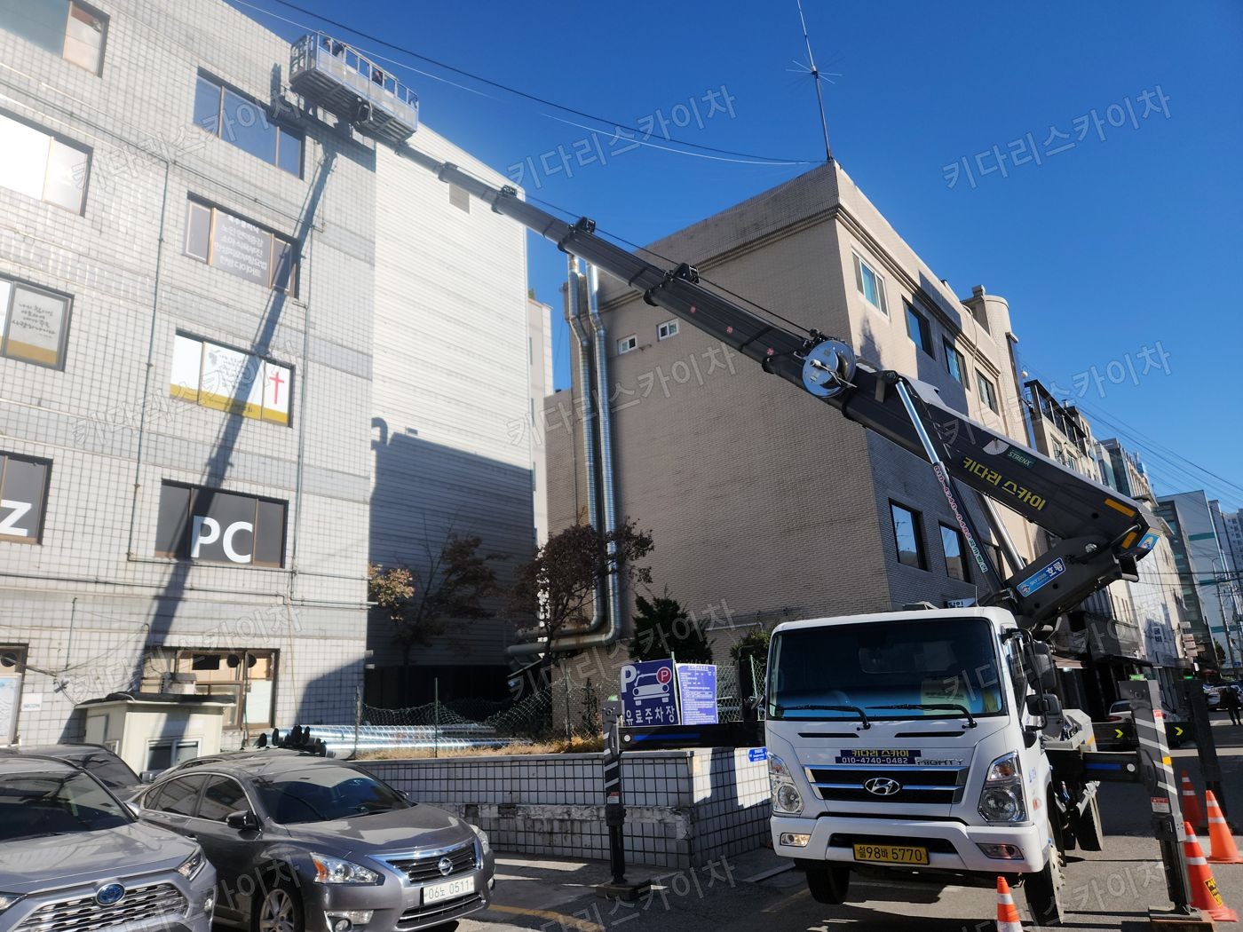건물 옆 통로에 펼친 스카이차 붐대