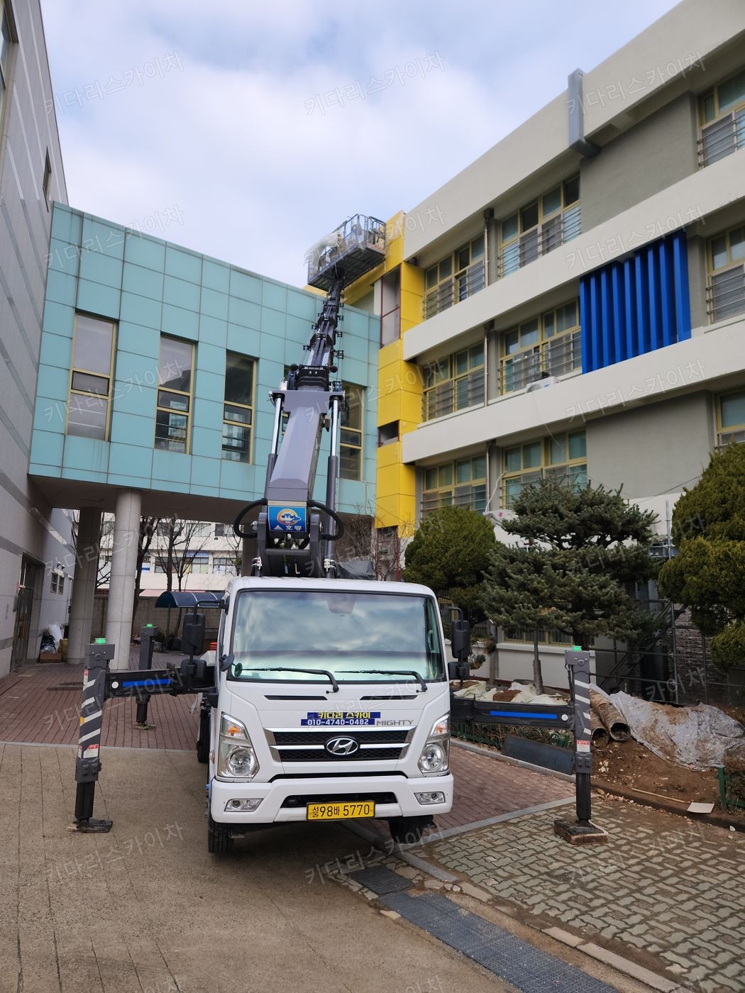 건물 앞 넓은 공간의 스카이차 배치