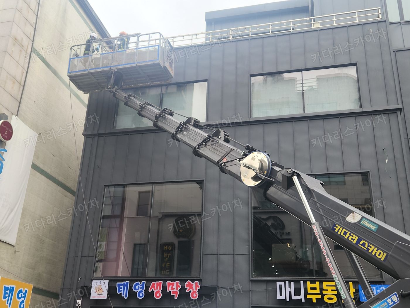 상가 앞 도로변 스카이차 배치