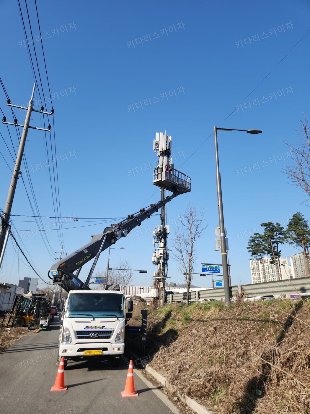 건물 외벽 앞 스카이차 배치