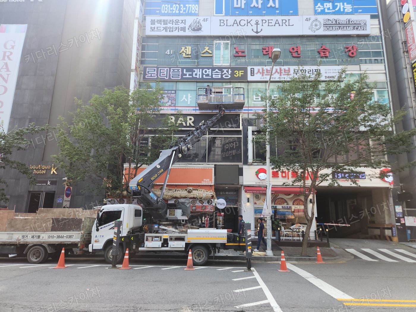 상가 앞 도로변 스카이차 배치