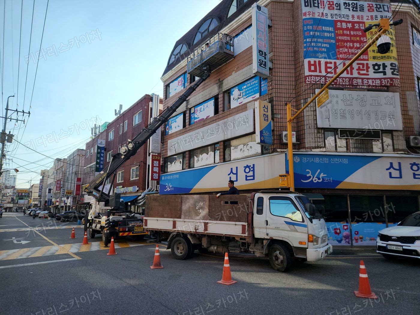 상가 앞 도로변 스카이차 배치