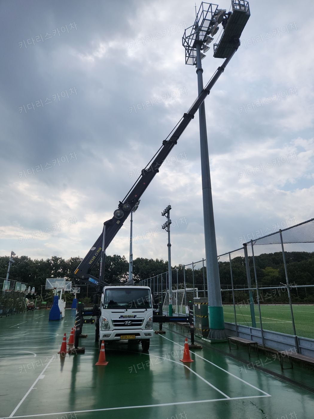 운동장 조명탑 옆 스카이차 배치