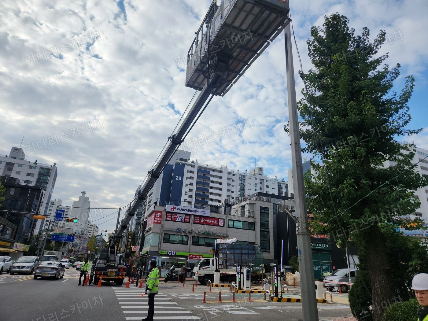 상가 앞 도로변 스카이차 배치