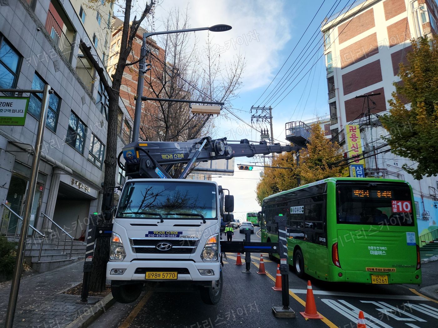 상가 앞 도로변 스카이차 배치