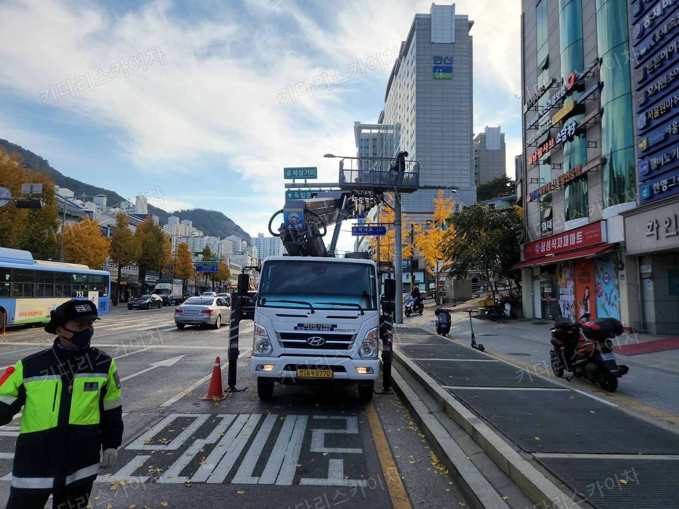 상가 앞 도로변 스카이차 배치