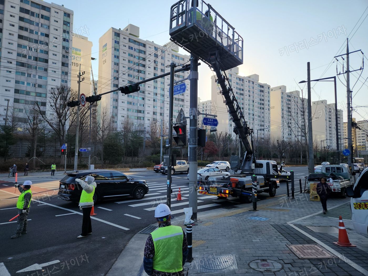 도로 교차로 위로 펼친 작업대