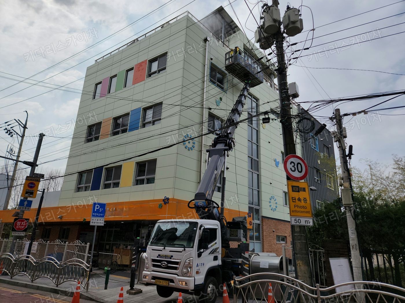 상가 앞 도로변 스카이차 배치