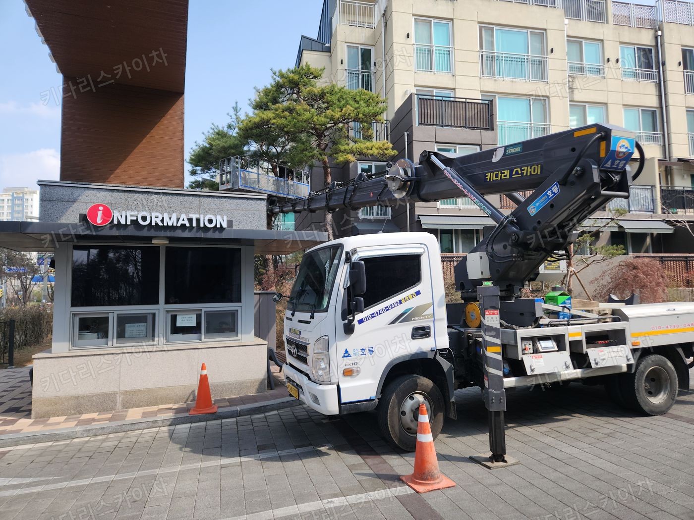 상가 앞 도로변 스카이차 배치