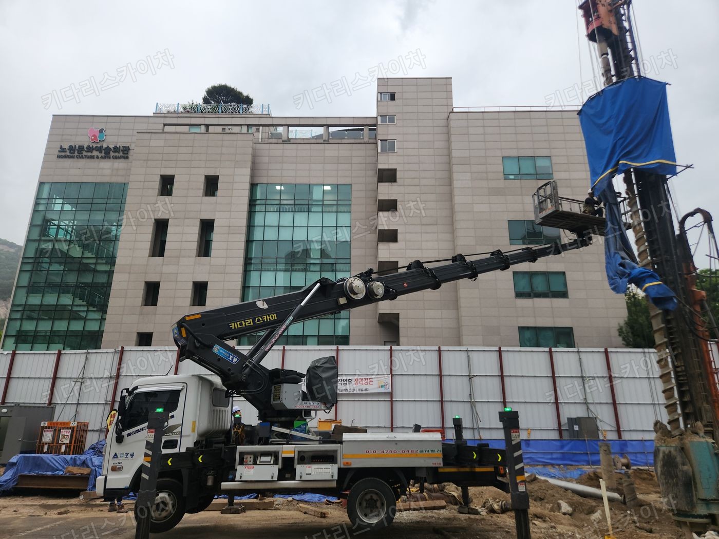 건물 앞 넓은 공간의 스카이차 배치