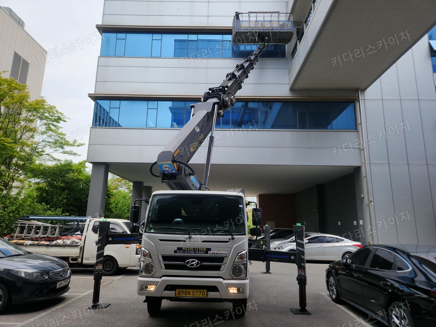 상가 앞 도로변 스카이차 배치
