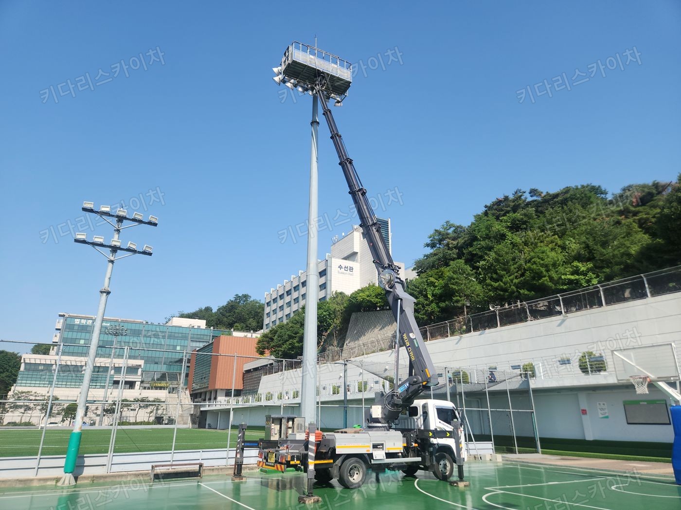 운동장 조명탑 옆 스카이차 배치