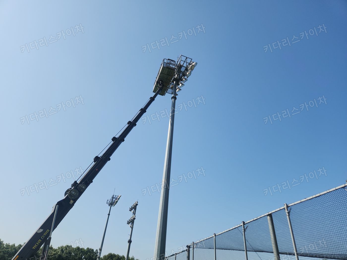 운동장 조명탑 옆 스카이차 배치