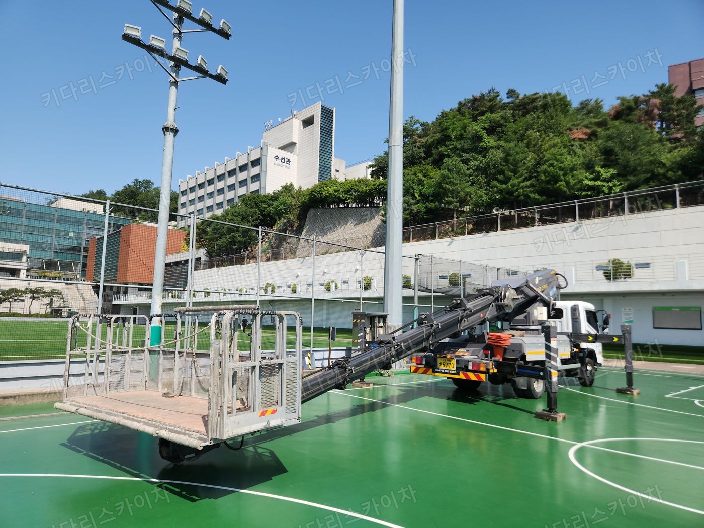 운동장 조명탑 옆 스카이차 배치