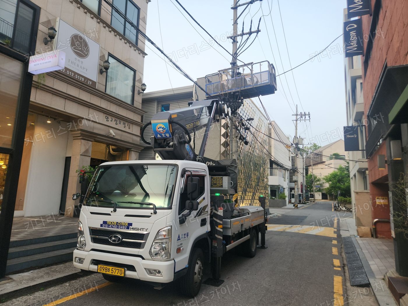 주택 사이 골목의 스카이차 배치
