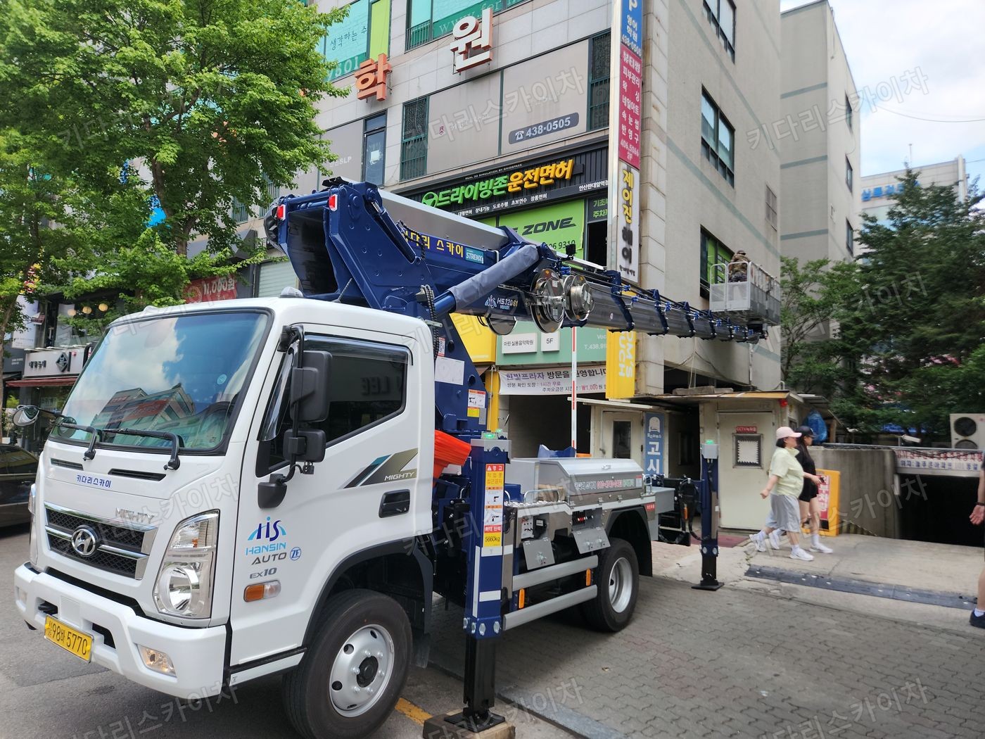 상가 앞 도로변 스카이차 배치