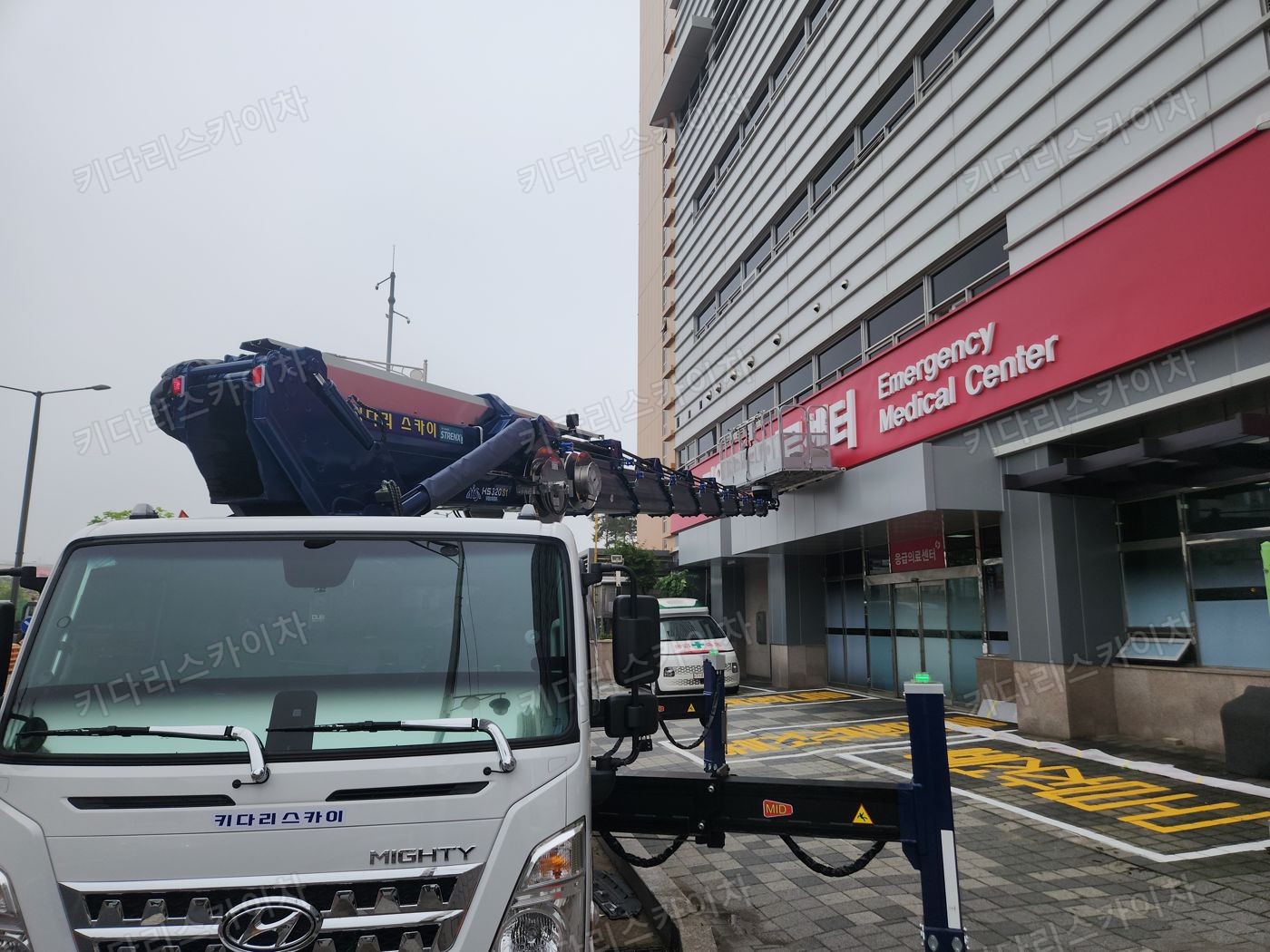 상가 앞 도로변 스카이차 배치