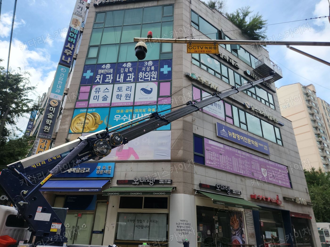 건물 외벽의 간판 앞 작업대 배치