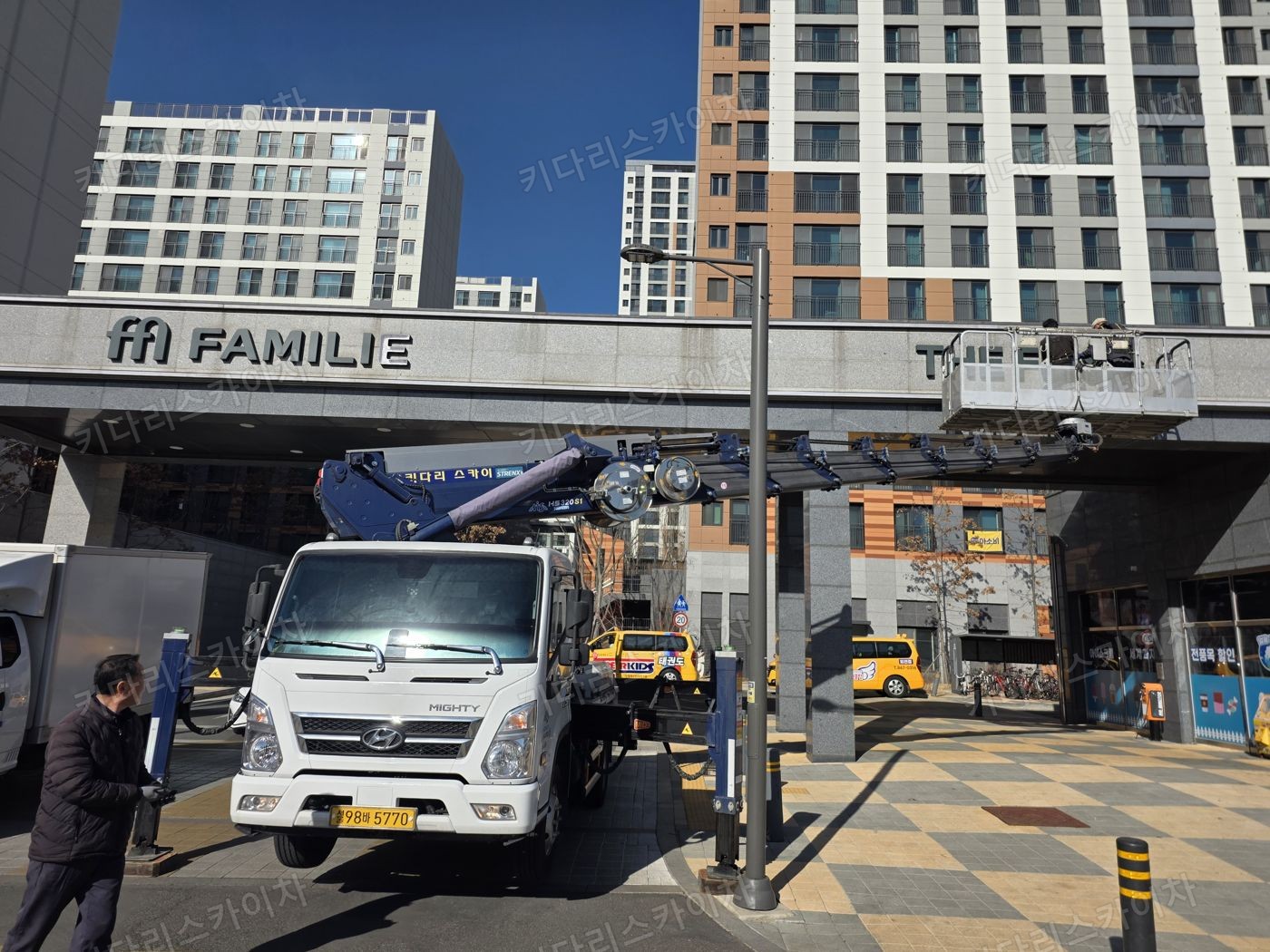 상가 앞 도로변 스카이차 배치