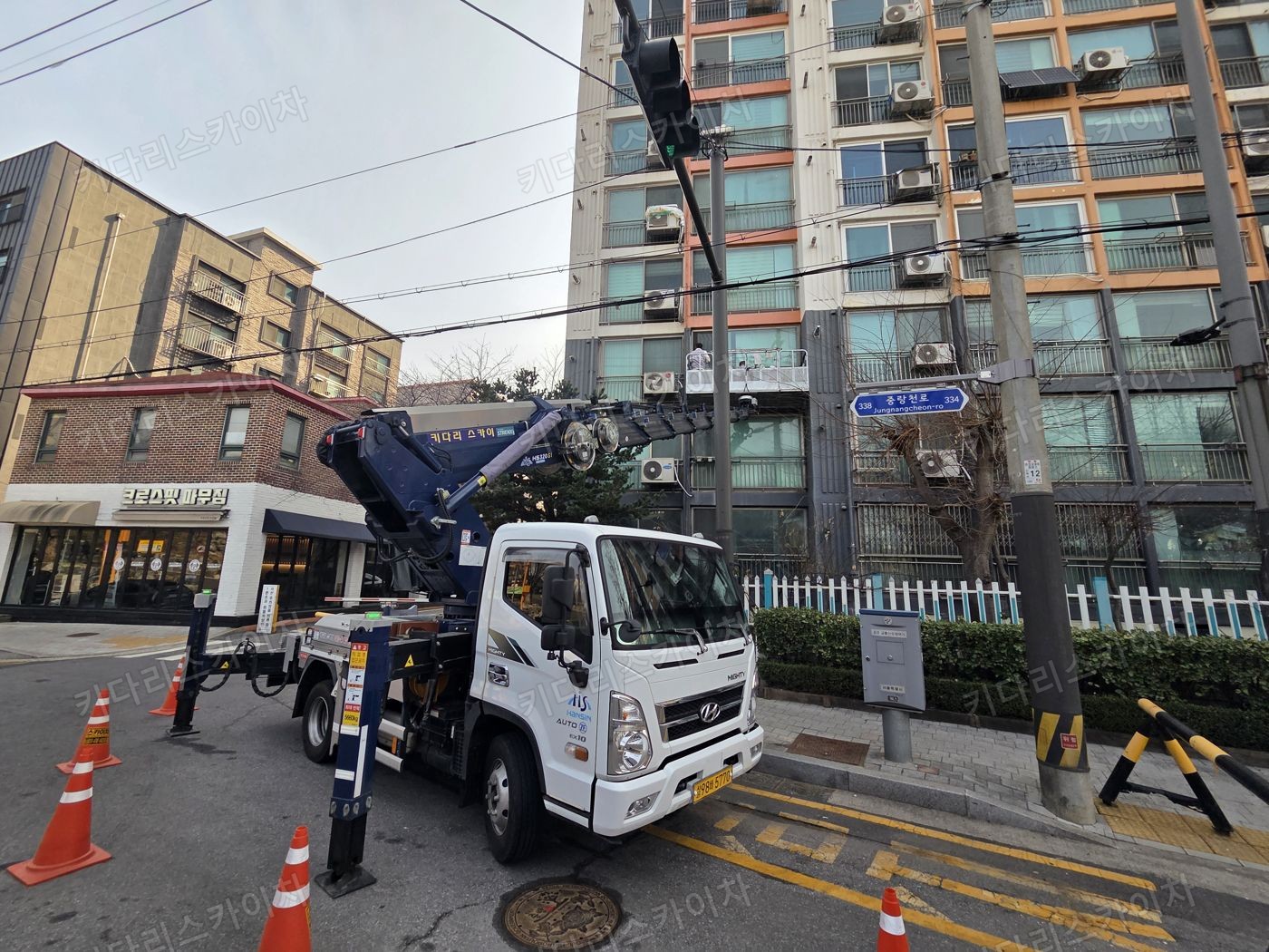 상가 앞 도로변 스카이차 배치