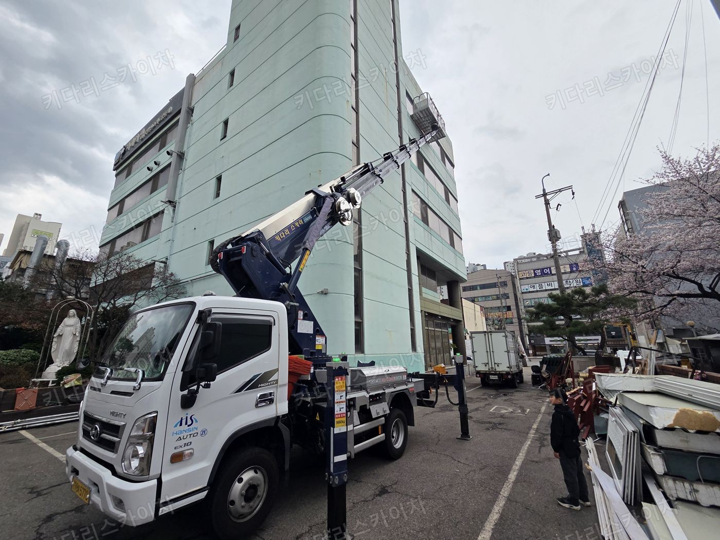 상가 앞 도로변 스카이차 배치