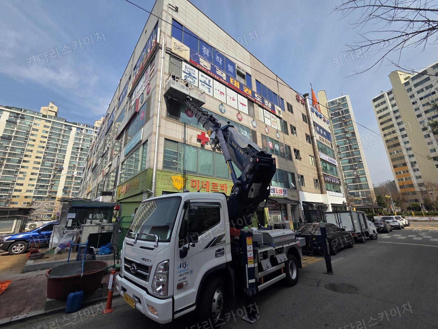 상가 앞 도로변 스카이차 배치