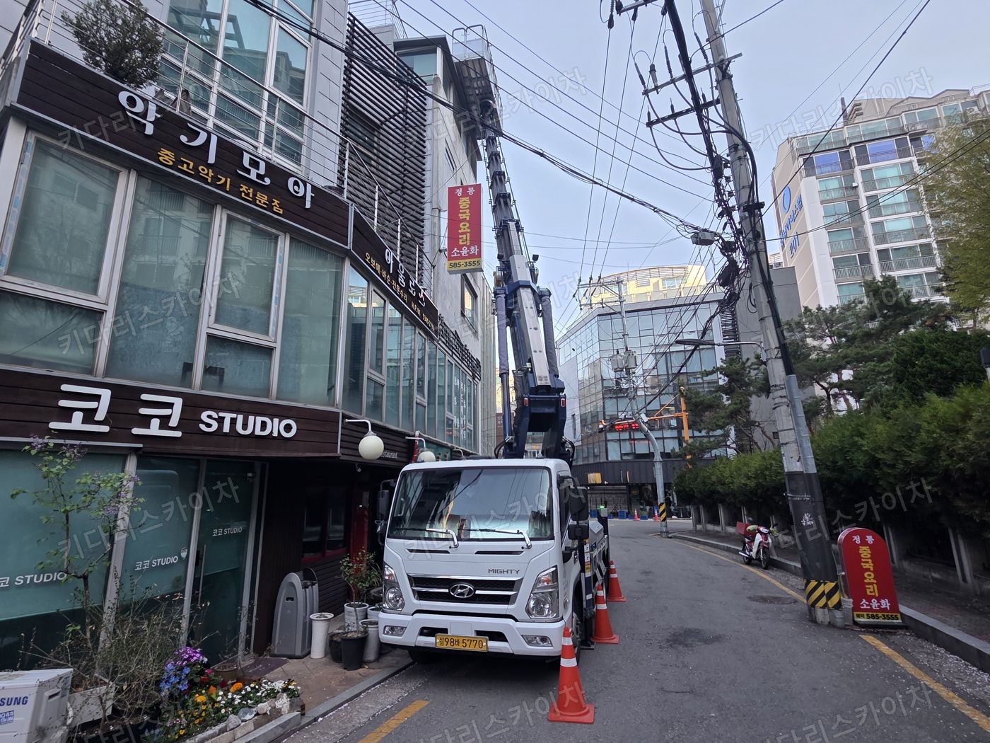 상가 앞 도로변 스카이차 배치