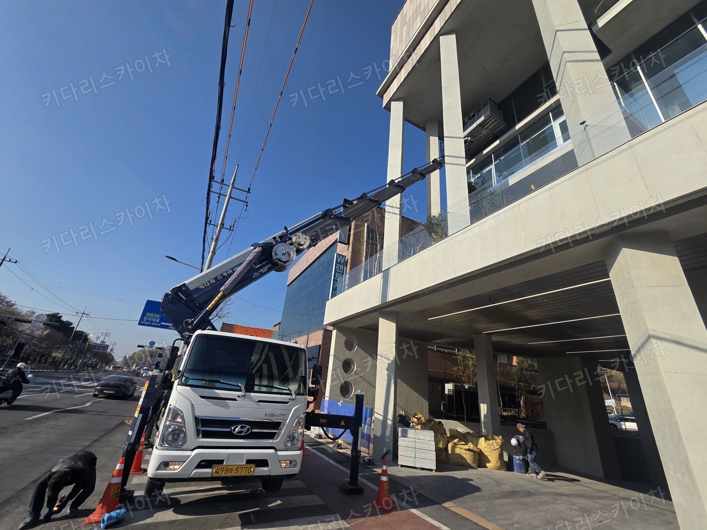 상가 앞 도로변 스카이차 배치