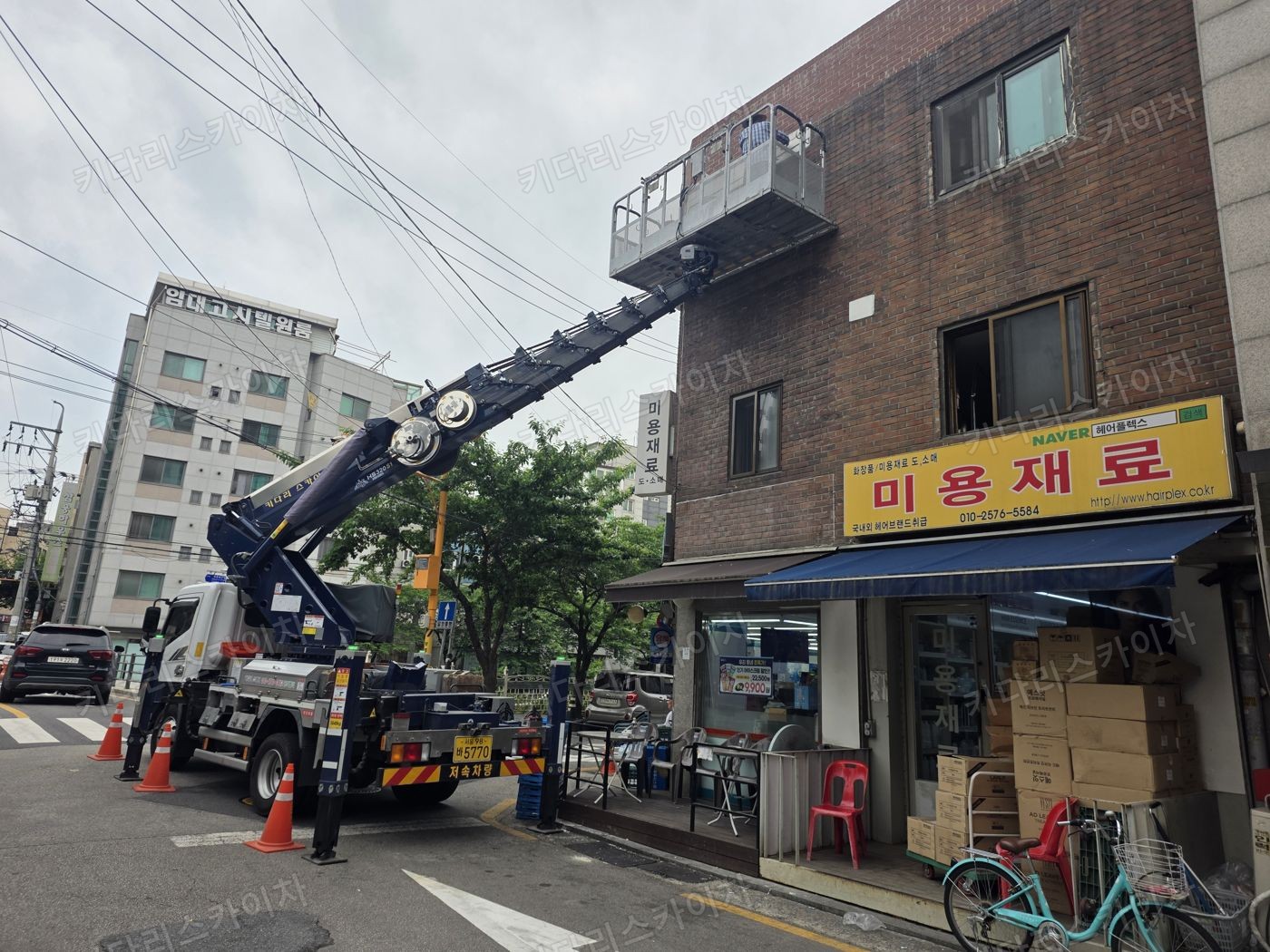 상가 앞 도로변 스카이차 배치