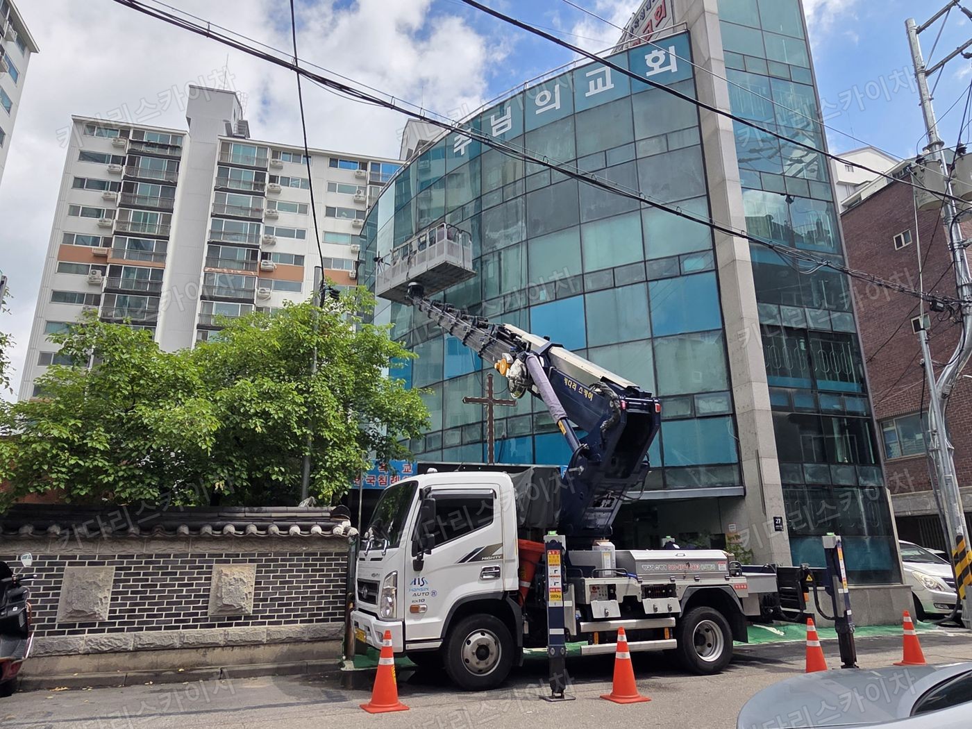 상가 앞 도로변 스카이차 배치