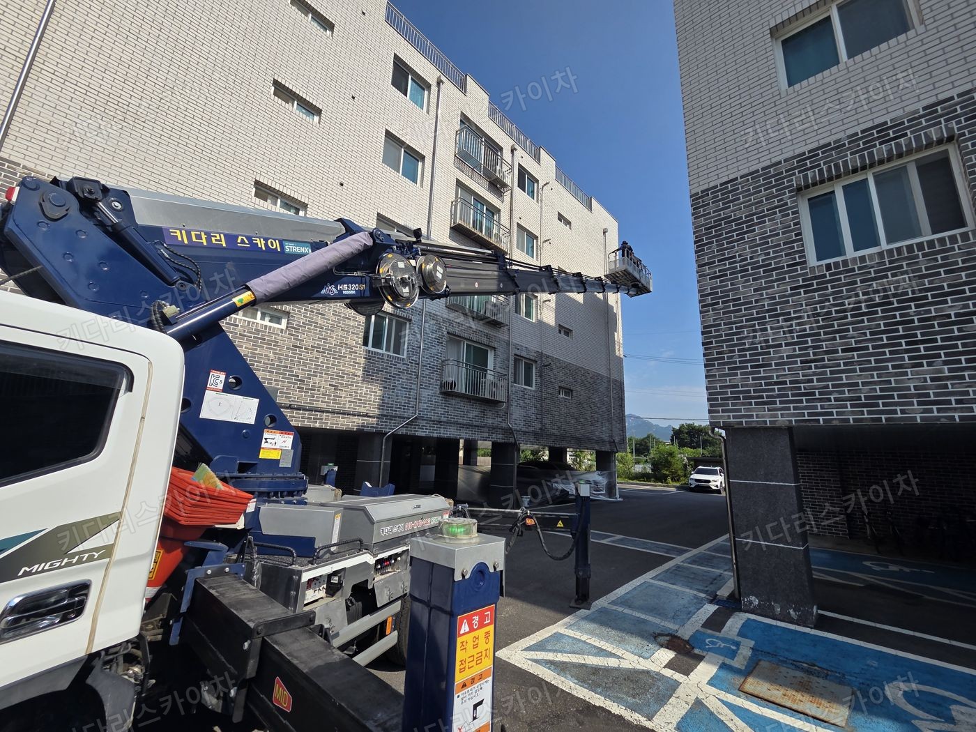 벽돌 건물 앞 스카이차 배치