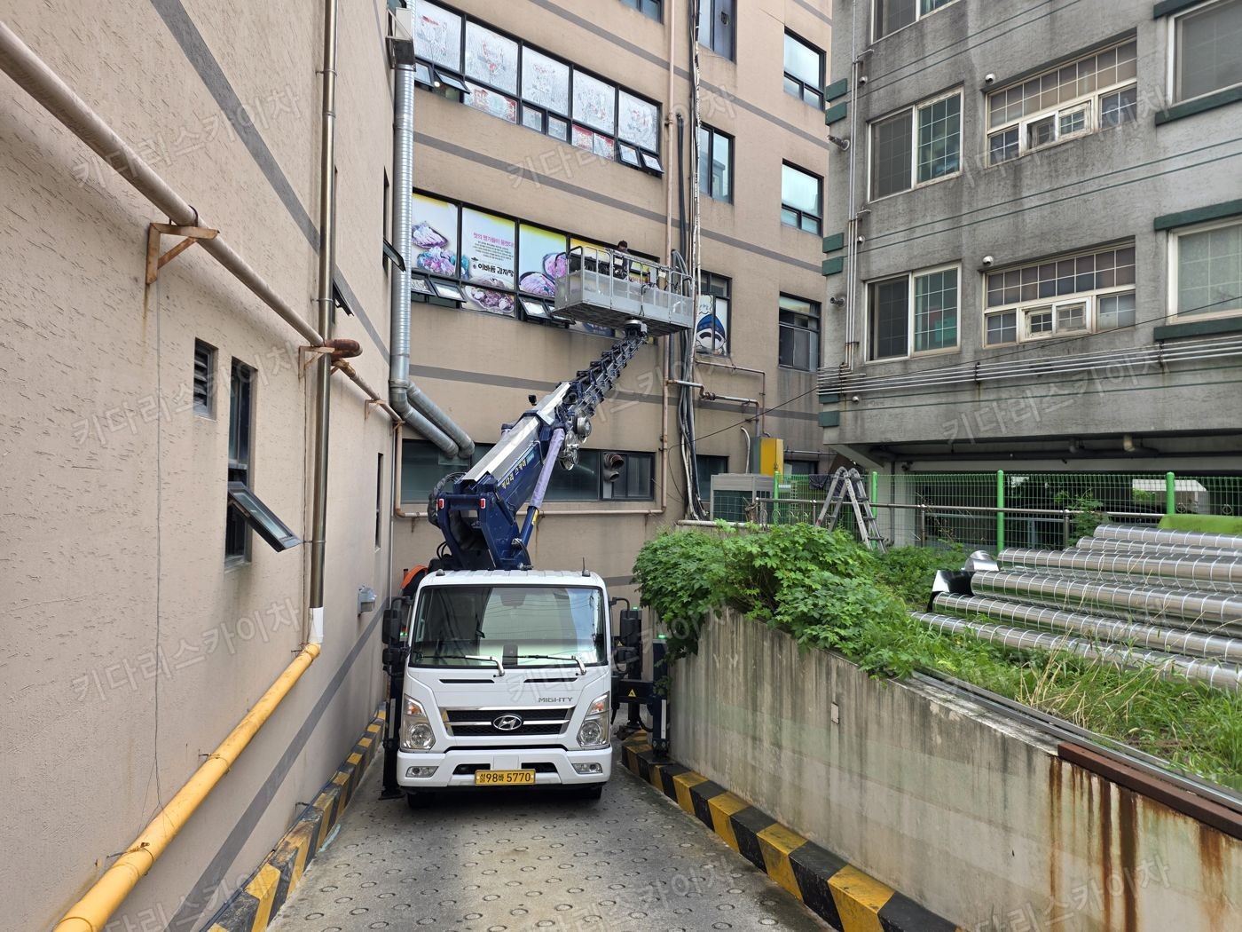 주택 사이 골목의 스카이차 배치