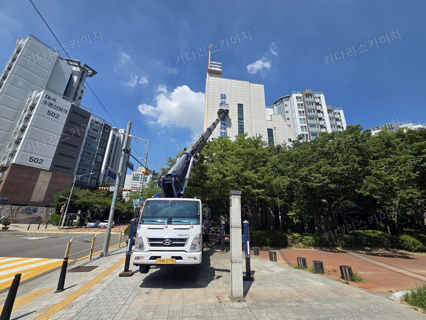 상가 앞 도로변 스카이차 배치