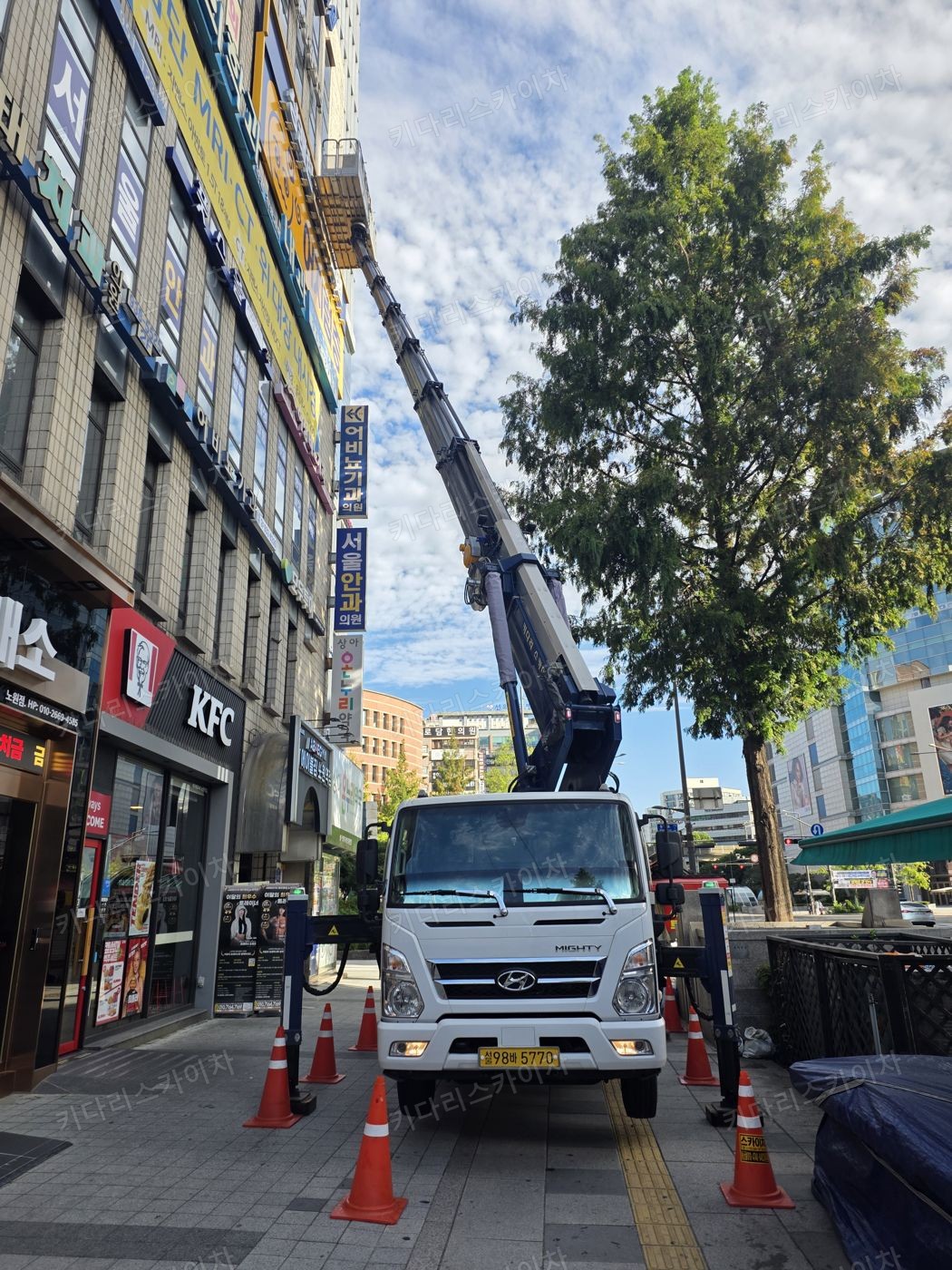 상가 앞 도로변 스카이차 배치