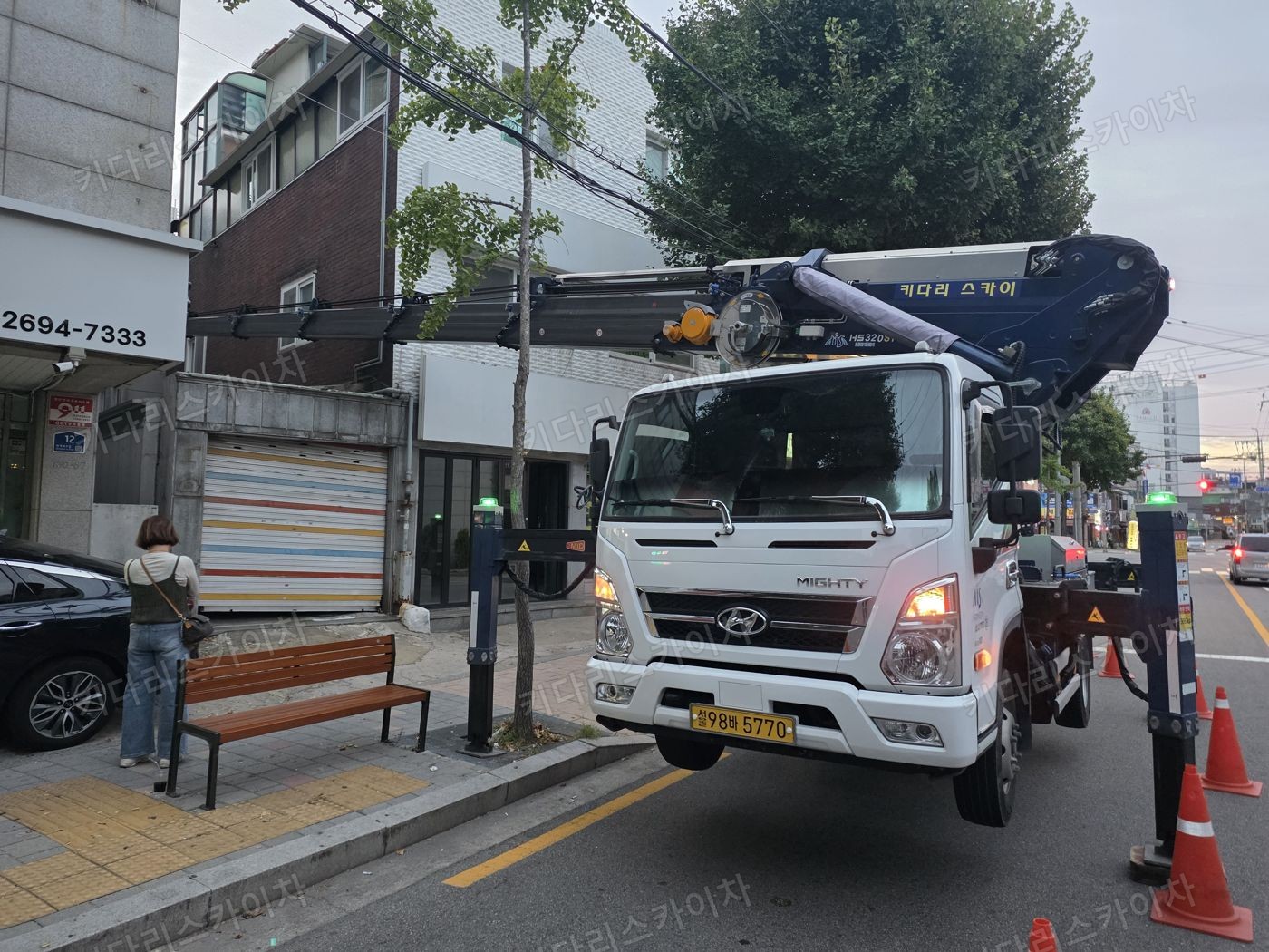 상가 앞 도로변 스카이차 배치